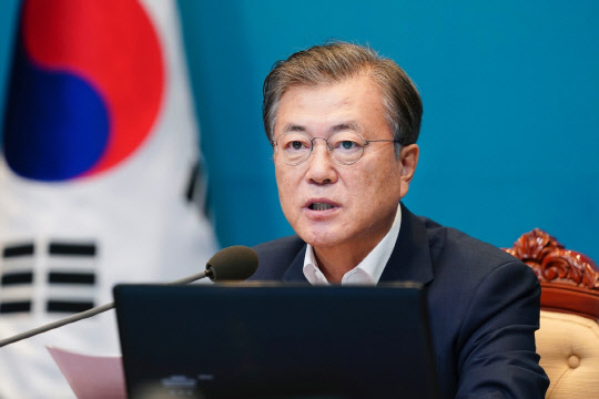 문재인 대통령이 31일 청와대에서 수석보좌관회의를 주재하는 모습. 청와대 제공.